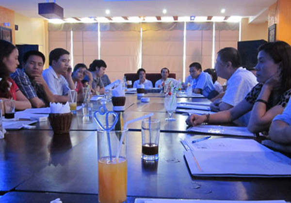 Kéo đến hỏi chủ đầu tư, khách hàng mới “té ngửa” ra rằng hợp đồng chuyển giao dự án giữa chủ đầu tư là Tập đoàn Phát triển nhà và đô thị (HUD) với AZ Land vẫn chưa xong. Quá chán nản, nhiều nhà đầu tư đã đăng tin rao bán lại các căn hộ tại dự án này với giá chỉ còn 12 triệu đồng/m2 và không tính chênh lệch một đồng nào. (Ảnh: VTC News).