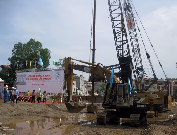 1. Dự án Khu nhà ở cao cấp Skylight: tọa lạc tại số 125D Minh Khai, Hai Bà Trưng do Tổng công ty Cơ khí Xây dựng Coma làm chủ đầu tư. Dự án đã khởi công xây dựng từ tháng 6/2009, dự kiến hoàn thành tháng 6/2011, được xây dựng trên diện tích rộng 15.534m2, gồm 2 tòa nhà chung cư cao cấp 22 tầng và 14 nhà liền kề có vườn, cao 3 tầng. Tuy nhiên, theo ghi nhận, dù đã gần hết quý I/2012 nhưng dự án mới đang thi công 2 tòa nhà đến tầng 13, còn phần xây dựng nhà liền kề thì vẫn là khu đất trống, chưa được triển khai.