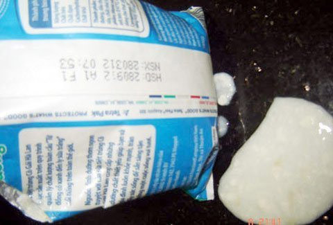 Hình ảnh sữa tươi cô gái Hà Lan có mùi chua, đặc sánh, vón cục mà khách hàng cung cấp.