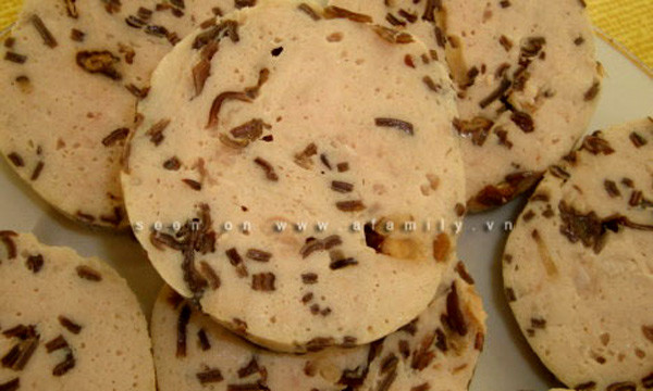 Để làm ra món giò gà này cũng khá công phu, từ việc chọn nguyên liệu, cách thức "bó giò". Thịt làm giò gà là phần thịt nạc chủ yếu ở ức, ở đùi, sau đó thái nhỏ ướp với gia vị, nước mắm, mì chính rồi mang gói kín để cho vào ngăn đá 4-5 tiếng. Tiếp đó cho thịt ra xay nhuyễn, bỏ ra để nguội rồi lại cho dầu ăn và nước lạnh vào xay tiếp lần 2. Để làm ra món giò gà này cũng khá công phu, từ việc chọn nguyên liệu, cách thức "bó giò". Thịt làm giò gà là phần thịt nạc chủ yếu ở ức, ở đùi, sau đó thái nhỏ ướp với gia vị, nước mắm, mì chính rồi mang gói kín để cho vào ngăn đá 4-5 tiếng. Tiếp đó cho thịt ra xay nhuyễn, bỏ ra để nguội rồi lại cho dầu ăn và nước lạnh vào xay tiếp lần 2.