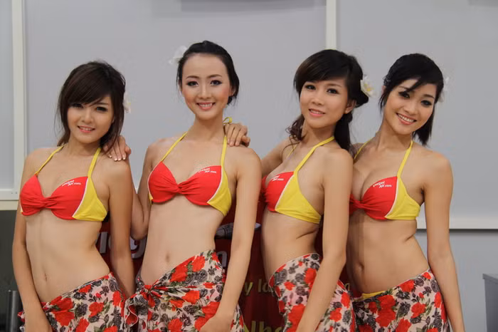 Khách thoải mái quay clip diễn bikini, VietjetAir vi phạm an toàn bay? ảnh 2 VietJetAir khẳng định các cô gái diễn bikini trên máy bay là lành mạnh