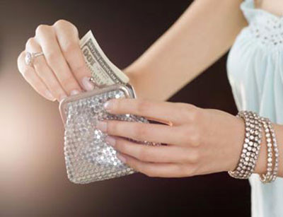 Hãy là người tiêu dùng thông minh, tránh mua phải hàng giả, hàng kém chất lượng để tiết kiệm tiền trong thời buổi bão giá.