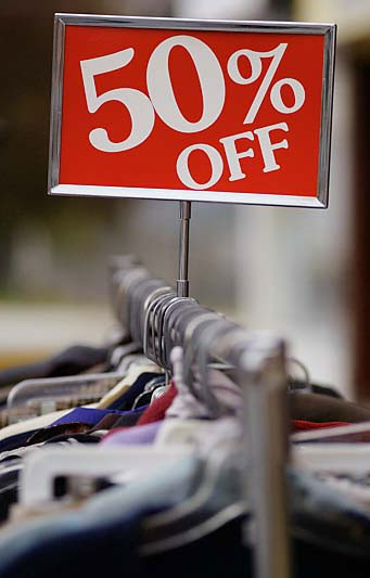 Người tiêu dùng hãy cẩn thận với các mặt hàng giảm giá, không rõ nguồn gốc xuất xứ.