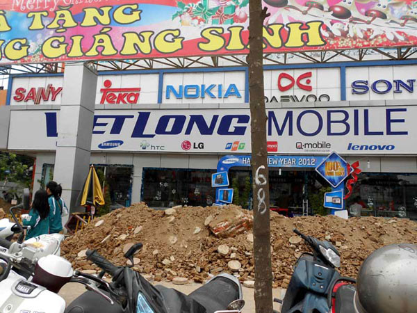 6. Lùm xùm vụ Vinaconex Plaza cưỡng ép Việt Long di dời Vào đầu tháng 12/2011, siêu thị điện máy Việt Long đã gửi đơn kêu cứu lên UBND TP.Hà Nội, Sở Kế hoạch và Đầu tư TP.Hà Nội bày tỏ bức xúc, hoang mang về hành vi khó hiểu của Công ty cổ phần đầu tư và kinh doanh thương mại Vinaconex Plaza (trong đó có 75% cổ phần của Công ty CPQT Sơn Hà). Theo đó, nhằm mục đích lấy lại mặt bằng cho thuê diện tích tại tầng 1 của tòa nhà trung tâm thương mại Hà Đông, Vinaconex Plaza đã thực hiện mọi biện pháp từ việc đào hào lúc nửa đêm, cắt điện, giăng biển “kể tội” siêu thị Việt Long,… gây ảnh hưởng tới hoạt động kinh doanh và công ăn việc làm của hàng nghìn công nhân viên nơi đây.