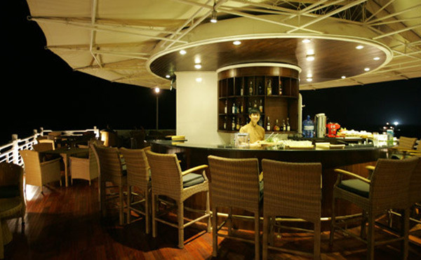 Ngoài ra thưởng thức đồ uống trong không gian mở, với nội thất là đồ mây tre quả thực rất đặc biệt, sẽ là một ấn tượng khó quên cho mỗi du khách. Quầy Bar của tàu Âu Cơ cung cấp đầy đủ các thức uống như rượu, rượu vang, cocktails, mocktails, sinh tố… phục vụ du khách tới tận khuya.