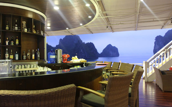 Quầy bar Trên tầng thượng của du thuyền 5 sao Âu Cơ là khu quầy bar với không gian mở, tuân theo quy tắc phong thủy: Nóng – Động – Năng, hòa hợp với 3 yếu tố khác là Lạnh – Trung – Thổ.