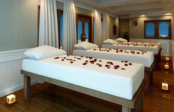 Thư giãn và đắm mình vào các liệu pháp spa và mát xa trên du thuyền 5 sao Âu Cơ là cách đơn giản và hữu hiệu nhất để loại bỏ mọi mệt mỏi và căng thẳng, với không gian kín hoặc mở tùy du khách lựa chọn.
