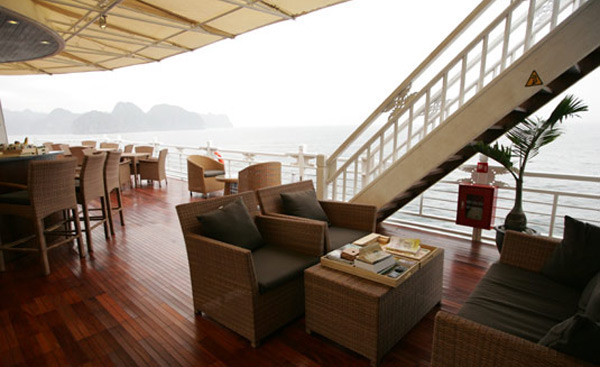 Đây còn là nơi thư giãn và nghỉ ngơi sau một ngày dài tham gia các hoạt động giải trí trong chương trình, thưởng thức ly cocktail mát lành, ngồi thảnh thơi đọc sách và chiêm ngưỡng cảnh hoàng hôn từ Vịnh Hạ Long – di sản thiên nhiên của thế giới.