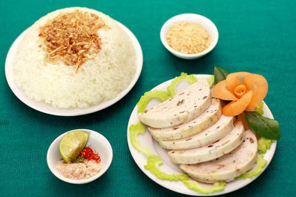 Cuối cùng khâu gói giò cũng quan trọng không kém, lá chuối được xếp so le vào nhau, múc thịt gà đã trộn đầy đủ nguyên liệu vào giữa, gói tròn lại, dùng dây lạt buộc kín nhưng có độ lỏng tay để thịt còn... nở ra. Đem hấp khúc giò đó trên bếp khoảng 30 phút là được món giò thơm ngon. Cuối cùng khâu gói giò cũng quan trọng không kém, lá chuối được xếp so le vào nhau, múc thịt gà đã trộn đầy đủ nguyên liệu vào giữa, gói tròn lại, dùng dây lạt buộc kín nhưng có độ lỏng tay để thịt còn... nở ra. Đem hấp khúc giò đó trên bếp khoảng 30 phút là được món giò thơm ngon.