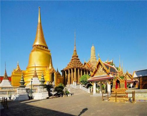 Bangkok – Pattaya (Thái Lan) Thủ đô Bangkok của Thái Lan được mệnh danh là thiên đường của du lịch, giái trí và mua sắm. Cách thủ đô Bangkok khoảng 165 km về phía Đông Nam, du khách đến với Pattaya sẽ được tận hưởng mùi nắng gió của biển, tìm hiểu thế giới biển trong trò chơi lặn biển mạo hiểm, dù bay và nhiều trò chơi hấp dẫn khác.