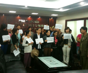 Ban đại diện cư dân 93 Lò Đúc đang nhờ luật sư tư vấn để khởi kiện việc chủ đầu tư Kinh Đô vu khống cư dân làm giấy tờ giả mạo. Ban đại diện cư dân 93 Lò Đúc đang nhờ luật sư tư vấn để khởi kiện việc chủ đầu tư Kinh Đô vu khống cư dân làm giấy tờ giả mạo.