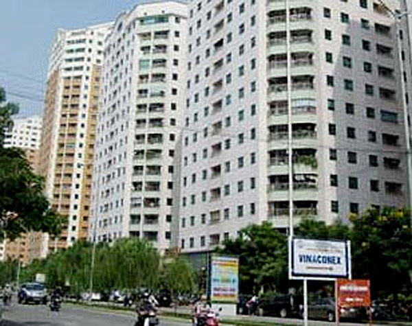 Theo đó, số tiền Vinaconex phải nộp lại gồm: hơn 810 tỷ đồng tiền thặng dư bán cổ phần lần đầu; 6,7 tỷ đồng tiền vốn Nhà nước còn tại doanh nghiệp; 73,4 tỷ đồng tiền vốn Nhà nước tăng thêm từ thời điểm xác định giá trị doanh nghiệp đến khi chuyển thành tổng công ty cổ phần; 3,9 tỷ đồng tiền Công ty Cổ phần Xây dựng số 1 chưa nộp; 3,3 tỷ đồng tiền giá trị quyền sử dụng của 513,4 m2 đất tại số 53 Lạc Long Quân (Hà Nội).