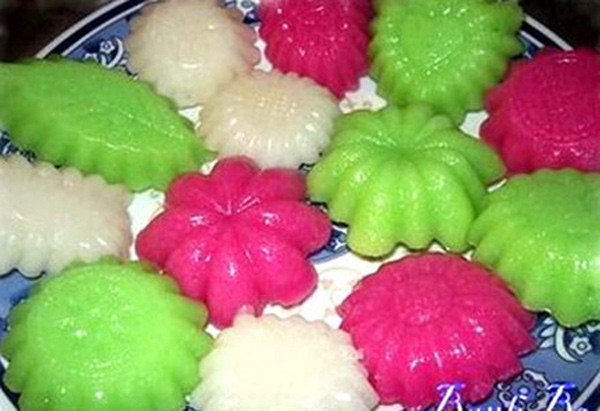 Nguyên liệu chế biến gồm bột gạo, bôt năng, nước cơm rượu, dừa nạo, đường, lá dứa, dầu ăn, muối, mè, vừng lạc. Người ta có thể tạo ra những chiếc bánh bò có hình dạng như chiếc lá, bông hoa. Và ngày nay để giảm bớt sự phức tạp của công đoạn làm bánh, người ta thường dùng bánh men hoặc bột nở thay thế cho việc ủ bột với nước cơm rượu trong 12 giờ. Nguyên liệu chế biến gồm bột gạo, bôt năng, nước cơm rượu, dừa nạo, đường, lá dứa, dầu ăn, muối, mè, vừng lạc. Người ta có thể tạo ra những chiếc bánh bò có hình dạng như chiếc lá, bông hoa. Và ngày nay để giảm bớt sự phức tạp của công đoạn làm bánh, người ta thường dùng bánh men hoặc bột nở thay thế cho việc ủ bột với nước cơm rượu trong 12 giờ.