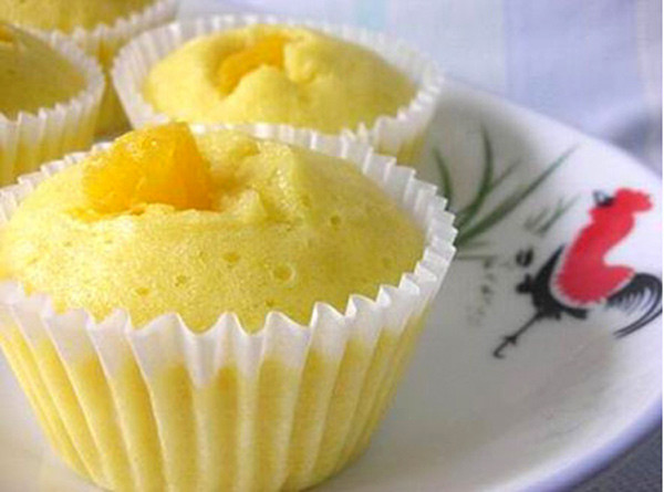 4. Bánh bò Bánh bò là món ăn quen thuộc đối với người miền Nam, có mặt trong nhiều lễ tết như tiệc cưới, hỏi, sinh nhật, đám giỗ…Tên bánh bò cũng xuất phát từ hình dạng của bánh, khi hấp trên xửng, bánh chín nở bung, bò lên trên miệng chén nên gọi là bánh bò. 4. Bánh bò Bánh bò là món ăn quen thuộc đối với người miền Nam, có mặt trong nhiều lễ tết như tiệc cưới, hỏi, sinh nhật, đám giỗ…Tên bánh bò cũng xuất phát từ hình dạng của bánh, khi hấp trên xửng, bánh chín nở bung, bò lên trên miệng chén nên gọi là bánh bò.