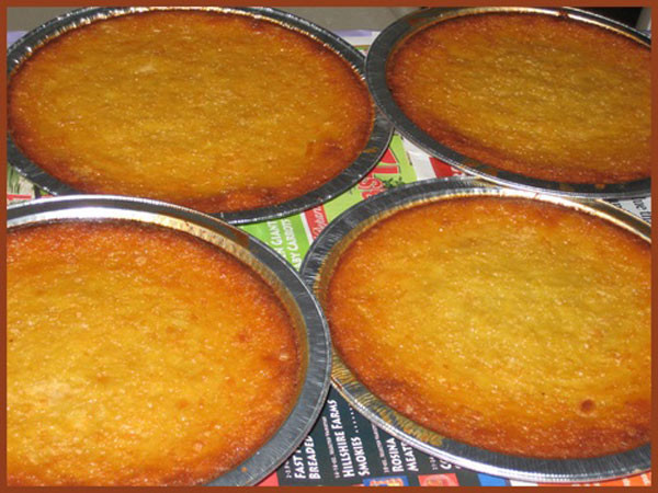 1. Bánh khoai mì Từ một thời khốn khó, cùng với khoai lang, khoai mì (khoai sắn), trở thành phụ liệu cho món cơm độn làm no lòng cả một thế hệ. Hiện nay, thứ bánh dân dã này có mặt ở khắp hang cùng ngõ hẻm ở thành phố Cần Thơ. Thong dong ra Bến Ninh Kiều hóng gió hay dạo chơi trước cổng trường học, men theo các con đường, ghé thăm các hẻm nhỏ... đâu đâu người ta dễ dàng bắt gặp món bánh đồng quê ấy. 1. Bánh khoai mì Từ một thời khốn khó, cùng với khoai lang, khoai mì (khoai sắn), trở thành phụ liệu cho món cơm độn làm no lòng cả một thế hệ. Hiện nay, thứ bánh dân dã này có mặt ở khắp hang cùng ngõ hẻm ở thành phố Cần Thơ. Thong dong ra Bến Ninh Kiều hóng gió hay dạo chơi trước cổng trường học, men theo các con đường, ghé thăm các hẻm nhỏ... đâu đâu người ta dễ dàng bắt gặp món bánh đồng quê ấy.