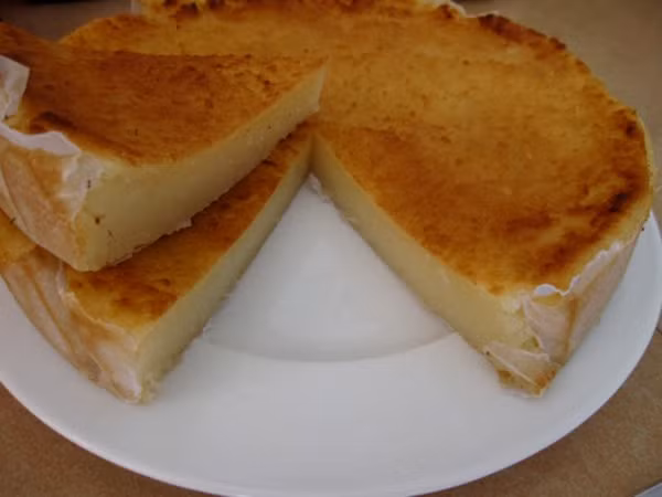 Cách làm bánh khoai mì khá đơn giản, khoai mì luộc chín, cho vào cối quết thật dẻo với dừa tươi xắt sợi.Khi hỗn hợp quánh mịn thì dàn ra mâm, để se mặt rồi cắt nhỏ. Miếng bánh nhỏ xinh ấy được nướng trên bếp than hồng cho đến khi vàng ươm hai mặt và tỏa mùi thơm quyến rũ.Cái dẻo quánh của sắn hòa với vị béo ngậy sần sật của dừa tươi vừa dân dã lại vừa đậm đà khó quên.