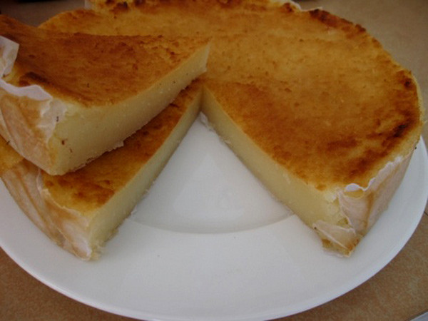 Cách làm bánh khoai mì khá đơn giản, khoai mì luộc chín, cho vào cối quết thật dẻo với dừa tươi xắt sợi.Khi hỗn hợp quánh mịn thì dàn ra mâm, để se mặt rồi cắt nhỏ. Miếng bánh nhỏ xinh ấy được nướng trên bếp than hồng cho đến khi vàng ươm hai mặt và tỏa mùi thơm quyến rũ.Cái dẻo quánh của sắn hòa với vị béo ngậy sần sật của dừa tươi vừa dân dã lại vừa đậm đà khó quên. Cách làm bánh khoai mì khá đơn giản, khoai mì luộc chín, cho vào cối quết thật dẻo với dừa tươi xắt sợi.Khi hỗn hợp quánh mịn thì dàn ra mâm, để se mặt rồi cắt nhỏ. Miếng bánh nhỏ xinh ấy được nướng trên bếp than hồng cho đến khi vàng ươm hai mặt và tỏa mùi thơm quyến rũ.Cái dẻo quánh của sắn hòa với vị béo ngậy sần sật của dừa tươi vừa dân dã lại vừa đậm đà khó quên.