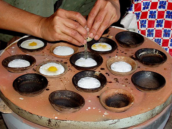 2. Bánh căn Nam Trung Bộ Nguyên liệu để làm bánh cũng rất đơn giản, gồm: bột gạo, mỡ hành và nước chấm. Tuy nhiên, để có thể làm được món bánh ngon phải tốn khá nhiều công sức và có bí quyết riêng. Thông thường, để cho bánh xốp, dai, giòn, người ta thường dùng gạo cũ, ngâm qua đêm. Bí quyết nằm ở chỗ khi xay gạo, phải trộn thêm vào chút cơm nguội, bánh ngon hơn. 2. Bánh căn Nam Trung Bộ Nguyên liệu để làm bánh cũng rất đơn giản, gồm: bột gạo, mỡ hành và nước chấm. Tuy nhiên, để có thể làm được món bánh ngon phải tốn khá nhiều công sức và có bí quyết riêng. Thông thường, để cho bánh xốp, dai, giòn, người ta thường dùng gạo cũ, ngâm qua đêm. Bí quyết nằm ở chỗ khi xay gạo, phải trộn thêm vào chút cơm nguội, bánh ngon hơn.