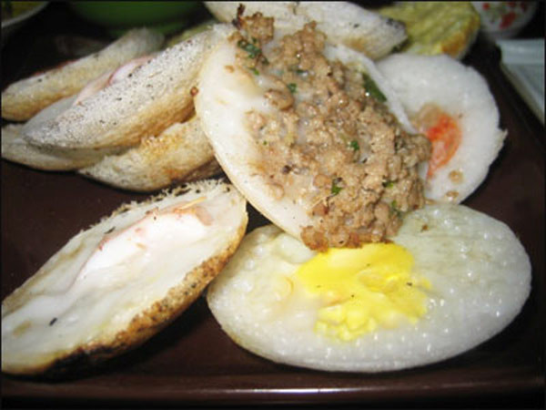 Gắp một miếng bánh phủ lớp mỡ hành màu xanh, cho vào chén nước chấm, màu trắng của bánh kết hợp với sắc vàng nhè nhẹ của trứng hay chút hồng nhạt của tôm… làm thực khách chưa ăn đã thấy thèm. Cắn miếng bánh, bạn cảm nhận cái giòn tan của vỏ bánh, độ dai của nhân bánh, vị đậm đà của nước chấm hòa trong vị cá kho.... Có lẽ nhờ vậy mà món bánh căn, đặc sản của nơi này, được nhiều khách du lịch nhắc mãi chỉ sau một lần nếm thử! Gắp một miếng bánh phủ lớp mỡ hành màu xanh, cho vào chén nước chấm, màu trắng của bánh kết hợp với sắc vàng nhè nhẹ của trứng hay chút hồng nhạt của tôm… làm thực khách chưa ăn đã thấy thèm. Cắn miếng bánh, bạn cảm nhận cái giòn tan của vỏ bánh, độ dai của nhân bánh, vị đậm đà của nước chấm hòa trong vị cá kho.... Có lẽ nhờ vậy mà món bánh căn, đặc sản của nơi này, được nhiều khách du lịch nhắc mãi chỉ sau một lần nếm thử!