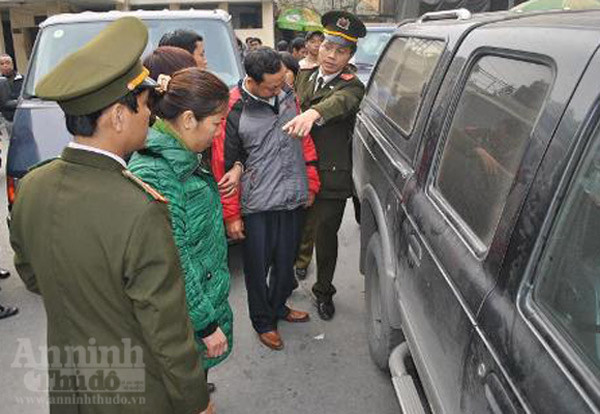 Hai đối tượng Trần Văn Hải và Nguyễn Thị Thu Thủy vận chuyển số vàng này trên chuyến tàu SP4 từ Lào Cai về đến ga Hà Nội vào lúc 5h30 ngày 21/12 thì bị lực lượng phối hợp liên ngành bắt giữ. Kiểm tra trên người Trần Văn Hải, cơ quan chức năng phát hiện 18,5kg vàng. Khám xét hành lý của Nguyễn Thị Thu Thủy, cơ quan chức năng phát hiện thêm 7,5kg vàng được giấu kỹ trong va ly. Đây là vụ vận chuyển vàng trái phép vào Việt Nam có số lượng lớn nhất bị phát hiện và bắt giữ trong năm 2011. (Ảnh: CAND).