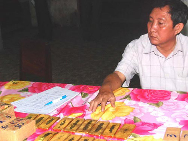 92 thỏi vàng được giấu dưới ghế ngồi 0 giờ 30 phút ngày 4-2-2010, trên tuyến đường nối với đường cao tốc TPHCM-Trung Lương thuộc địa phận xã Tân Hiệp, huyện Châu Thành, tỉnh Tiền Giang, tổ CSGT kiểm tra chiếc ô tô hiệu Ford Everest, biển số 67M-2029 do tài xế Trần Phi Toàn (30 tuổi, ngụ xã Vĩnh Ngươn, thị xã Châu Đốc, tỉnh An Giang) điều khiển, phát hiện trên xe có tổng cộng 92 thỏi vàng. Mỗi thỏi cân nặng 1 kg được giấu dưới ghế ngồi, trong các hộc đựng hàng hóa và trong người của Lê Văn Don, Hồng Đức Sanh và Nguyễn Văn Lợi (tất cả cùng ngụ tỉnh An Giang). Tại cơ quan điều tra, những người có liên quan không xuất trình được chứng từ chứng minh nguồn gốc số vàng trên. Họ khai chỉ là người vận chuyển thuê cho “ông trùm” Nguyễn Ngọc Luân (53 tuổi) và “bà trùm” Nguyễn Thị Tuyết Vân (còn gọi là Út Vân, 45 tuổi, cả hai cùng ở phường Châu Phú A, thị xã Châu Đốc, tỉnh An Giang). (Nguồn: Nguoilaodong).