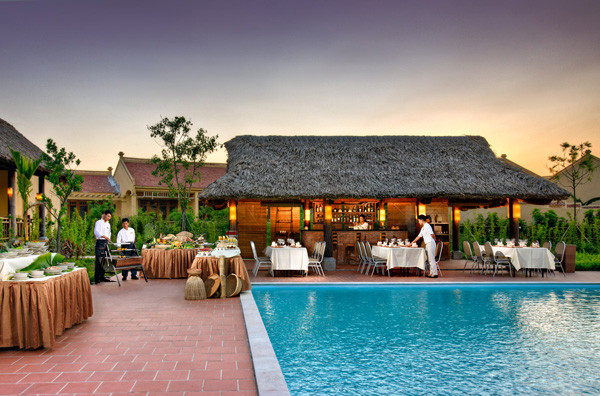 Bữa ăn được phục vụ ngoài trời.