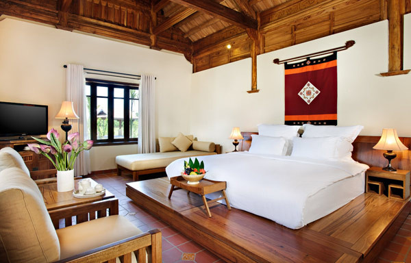 Nét truyền thống của hoa sen cùng chất liệu gỗ mộc làm nên nét riêng khác biệt của resort trên mảnh đất 2 vua này.