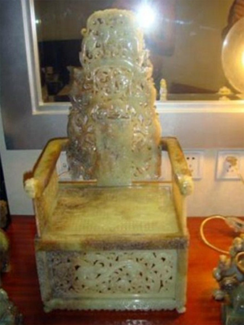 Chiếc ghế giả này được đội giá lên gần 100 lần so với giá trị thực của nó.