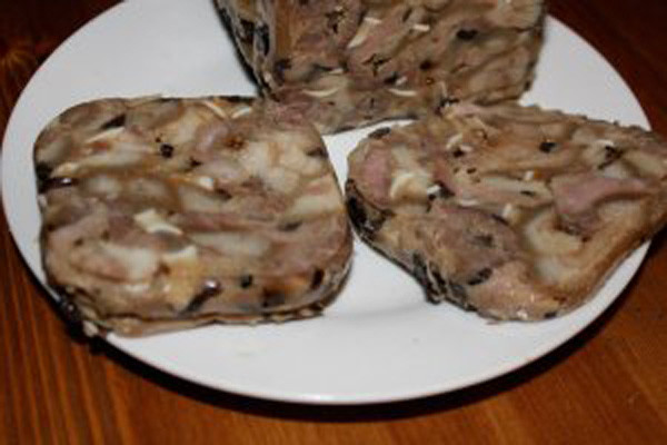 Cuối năm các gia đình ở miền Bắc thường chung nhau thịt một con lợn ăn tết. Thịt đùi, thịt thăn và mỡ theo đó được chia đều làm các món khác nhau. Còn cái thủ, đôi tai và lưỡi toàn loại da bì có sụn giòn sừn sựt thì được thái mỏng, trộn chung lại gói thành vài cái giò xào để ăn cho đỡ ngấy. Cuối năm các gia đình ở miền Bắc thường chung nhau thịt một con lợn ăn tết. Thịt đùi, thịt thăn và mỡ theo đó được chia đều làm các món khác nhau. Còn cái thủ, đôi tai và lưỡi toàn loại da bì có sụn giòn sừn sựt thì được thái mỏng, trộn chung lại gói thành vài cái giò xào để ăn cho đỡ ngấy.