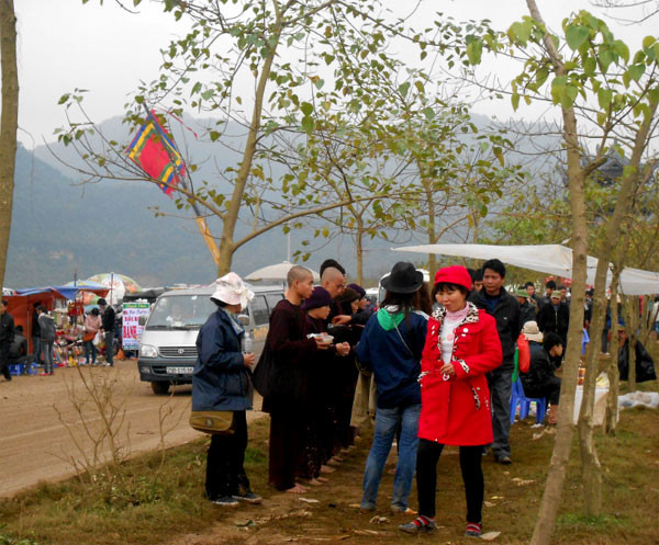 Năm nay, điều đặc biệt, ấn tượng nhất của các du khách thăm quan chùa Bái Đính trong lễ khai hội không phải là những kỷ lục lớn nhất của Việt Nam như chuông đồng lớn nhất, các pho tượng nặng nhất, hành lang La Hán dài nhất,…mà là cảnh các sư thầy đứng ngoài đương xin... cúng dường như thế này!?