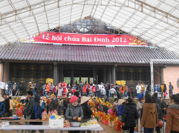 Trời mưa, thời tiết lạnh vẫn không ngăn được dòng người nô nức hành hương về chùa Bái Đình tham gia nghi lễ cầu nguyện cho quốc thái dân an, mưa thuận gió hòa, mọi người có cuộc sống ấm no hạnh phúc và vãn cảnh chùa.