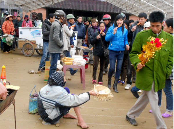 Khai hội chùa Bái Đính cũng là dịp“ăn nên làm ra” của đội ngũ ăn xin. “Dịch vụ” ăn xin "đổ bộ" ngay trước cửa chùa. Đây là một vấn nạn nhức nhối đã tồn tại nhiều ngày qua, mặc dù ban quản lý chùa đã nỗ lực ổn định tình hình nhưng vẫn không quản lý xuể.