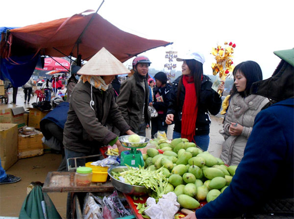 Hoa quả như xoài xanh cũng“đắt sắt ra miếng”. Một quả xoài có giá 10.000 đồng kèm theo một ít muối bột canh. Mặc dù đắt vậy nhưng mặt hàng này lúc nào cũng đông khách, bà chủ luôn tay bán hàng.