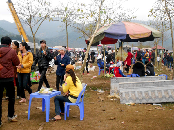 Mặc dù, ban quản lý chùa Bái Đính đã huy động lực lượng an ninh đảm bảo an ninh, trật tự và cảnh quan khu chùa chiền, tuy nhiên, cảnh tượng các quán hàng ăn mọc lên nhan nhản, bát nháo như thế này khiến không ít du khách ngán ngẩm.