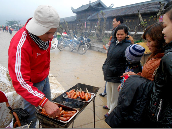 Nếu như ở Hà Nội, thông thường, giá chiếc xúc xích này khoảng 8.000 đồng thì tại lễ khai hội chùa Bái Đính, một chiếc xúc xích được đội giá lên 15.000 đồng. Theo ước tính của người bán xúc xích này, mỗi ngày anh bán sơ sơ cũng được... vài trăm chiếc.