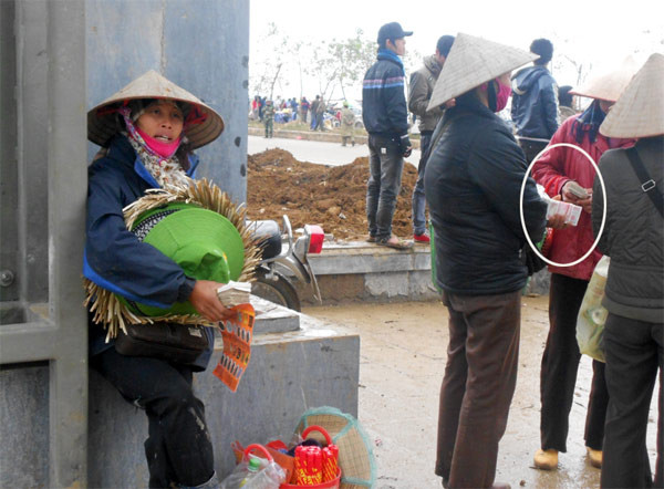 Dịch vụ đổi tiền lẻ theo đó cũng bội thu khi hàng ngày có hàng vạn người tới thăm quan và cúng viếng chùa Bái Đính. Với mức hoán đổi “10 ăn 7” hoặc “10 ăn 8”, theo chia sẻ của những người làm nghề: “mỗi ngày tôi cũng kiếm được vài trăm gọi là đủ sống”.