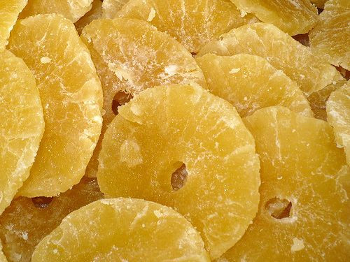 15. Mứt dứa Mứt dứa dẻo không chỉ để... ăn vặt, mà còn được ăn kèm với bánh mì, làm nhân bánh mì ngọt hoặc cho vào giữa hai lớp bánh bông lan kem trong khi vị chua chua ngọt ngọt của mứt dứa khô giúp người ăn không ngấy như những loại mứt khác. Màu của dứa lại vàng tươi rất đẹp mà không cần dùng thêm phẩm màu. 15. Mứt dứa Mứt dứa dẻo không chỉ để... ăn vặt, mà còn được ăn kèm với bánh mì, làm nhân bánh mì ngọt hoặc cho vào giữa hai lớp bánh bông lan kem trong khi vị chua chua ngọt ngọt của mứt dứa khô giúp người ăn không ngấy như những loại mứt khác. Màu của dứa lại vàng tươi rất đẹp mà không cần dùng thêm phẩm màu.