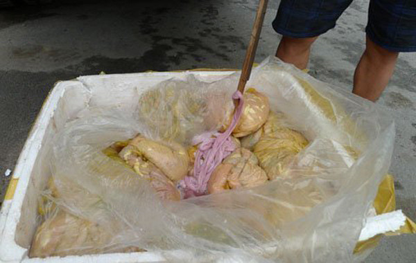 Trước đó, ngày 19/7, đội QLTT số 30 kết hợp với công an huyện Thường Tín kịp thời phát hiện chiếc xe đông lạnh, lái xe không thể chứng minh nguồn gốc xuất xứ số lòng lợn, dạ dày đã được ướp đá trong 6 thùng xốp. Ông Nguyễn Anh Tú - Đội trưởng đội QLTT số 30 cho biết: "Số lòng lợn, dạ dày bị thu giữ là 630kg được để đông lạnh đã bốc mùi hôi thối, thậm chí mốc xanh. Nếu không kịp thời ngăn chặn thì số thực phẩm bẩn nói trên sẽ lên bàn nhậu và hậu quả khôn lường". Trước đó, ngày 19/7, đội QLTT số 30 kết hợp với công an huyện Thường Tín kịp thời phát hiện chiếc xe đông lạnh, lái xe không thể chứng minh nguồn gốc xuất xứ số lòng lợn, dạ dày đã được ướp đá trong 6 thùng xốp. Ông Nguyễn Anh Tú - Đội trưởng đội QLTT số 30 cho biết: "Số lòng lợn, dạ dày bị thu giữ là 630kg được để đông lạnh đã bốc mùi hôi thối, thậm chí mốc xanh. Nếu không kịp thời ngăn chặn thì số thực phẩm bẩn nói trên sẽ lên bàn nhậu và hậu quả khôn lường".