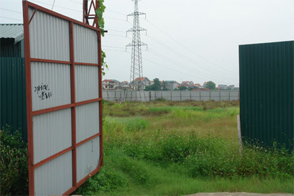 5. Dự án CT1, CT2 Vân Canh: Cách đây hơn 1 năm (tháng 3/2010), rất nhiều người đã vay mượn để đăng ký mua nhà dưới hình thức góp vốn tại Khu chung cư AZ Vân Canh của Công ty Cổ phần Bất động sản AZ với những lời hứa 'ngọt'. Nhưng đến hơn 1 năm sau, dự án dường như vẫn 'án binh bất động'. (Ảnh: Vietnamnet)