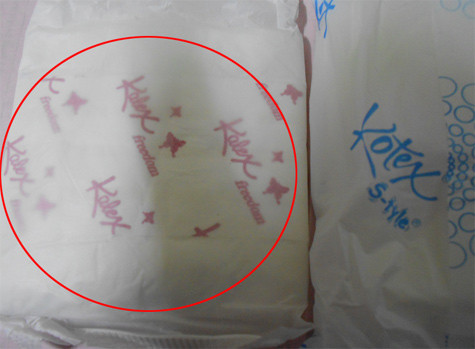 Mặt bên trong của hàng giả, không đề chữ Kotex mà là Kalex. Mặt bên trong của hàng giả, không đề chữ Kotex mà là Kalex.