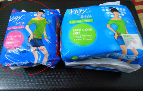Nhìn bế ngoài, người tiêu dùng khó có thể nhận biết được đâu là giả, đâu là thật (Ảnh băng vệ sinh Kotex giả bên trái, được đánh dấu, so sánh với băng vệ sinh thật bên phải) Nhìn bế ngoài, người tiêu dùng khó có thể nhận biết được đâu là giả, đâu là thật (Ảnh băng vệ sinh Kotex giả bên trái, được đánh dấu, so sánh với băng vệ sinh thật bên phải)