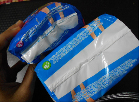 Phần thông tin nhà sản xuất ghi lem luốc, chữ nhòe mờ ở băng vệ sinh Kotex giả (phía trên) Phần thông tin nhà sản xuất ghi lem luốc, chữ nhòe mờ ở băng vệ sinh Kotex giả (phía trên)