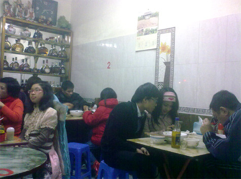 Cửa hàng miến lươn trên phố Hàn Thuyên mở cửa từ mùng 6 Tết. Với giá khá "chát": 45.000 đồng/bát miến lươn xào nhưng mỗi ngày, cửa hàng đón tiếp hàng trăm lượt khách.