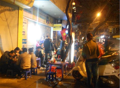 Mỗi bát phở sau mấy ngày Tết thường được “hét” giá lên thành 50.000 – 60.000 đồng, đắt gấp đôi, gấp ba lần ngày thường. Tuy vậy, lượng khách tại các quán ăn ven đường vẫn rất đông.