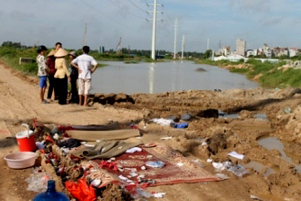 3. Vinaconex-PVC tắc trách thi công, 4 đứa trẻ trẻ chết thảm Vào cuối tháng 8/2011, 4 cháu nhỏ (ngụ tại thôn Phú Đô, xã Mễ Trì) đã chết trên hố nước do công trình thi công dang dở của chủ thầu Vinaconex-PVC.