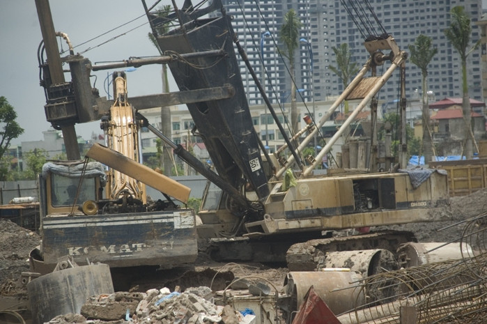 Phó chủ tịch Tổng hội xây dựng, nguyên Thứ trưởng Bộ Xây dựng Phạm Sỹ Liêm khuyên người dân: “Bây giờ, hãy cứ chờ hoàn thiện xong hãy mua là bảo đảm nhất”. (Ảnh: Dự án Đại Thanh còn đang ngổn ngang sắt thép, Viết Cường - Nguyễn Tiến, GDVN) Phó chủ tịch Tổng hội xây dựng, nguyên Thứ trưởng Bộ Xây dựng Phạm Sỹ Liêm khuyên người dân: “Bây giờ, hãy cứ chờ hoàn thiện xong hãy mua là bảo đảm nhất”. (Ảnh: Dự án Đại Thanh còn đang ngổn ngang sắt thép, Viết Cường - Nguyễn Tiến, GDVN)