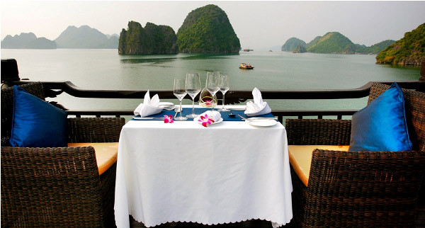 Ban công rộng và thoáng – nơi du khách có thể ngồi nhâm nhi ly cà phê, đọc báo vào buổi sáng hay ngắm hoàng hôn lên, mặt trời lặn trên biển, cảm nhận những khoảnh khắc thú vị có một không hai trên vịnh Hạ Long.