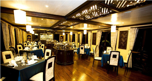 Nhà hàng với thiết kế tinh tế và sang trọng phục vụ du khách với thực đơn các món ăn Âu và Á phong phú đặc sắc được chế biến bởi các đầu bếp tài ba.