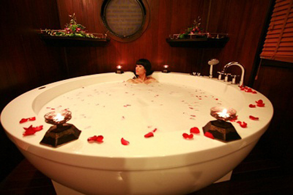 Du thuyền cũng được thiết kế hệ nước nóng trung tâm nên 100% số phòng có phòng tắm riêng và cung cấp nước nóng 24/24 dù bạn đang lênh đênh trên mặt biển. Người phụ nữ này vẫn cảm nhận được sự êm ái thả mình trong bồn tắm chẳng khác gì các dịch vụ cao cấp trên đất liền.