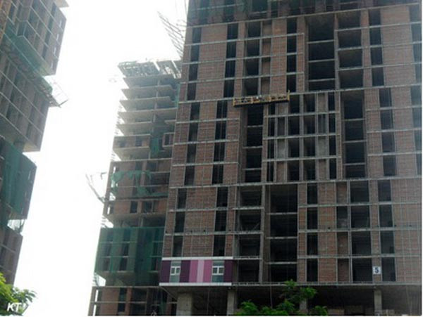 4. Dự án chung cư cao cấp Usilk city (Văn Khê- Hà Đông) đã rất lo ngại khi 9 tòa nhà thuộc dự án này đều bị chậm tiến độ so với cam kết ban đầu. Điều đáng nói, nhiều khách hàng đã nộp 100% tiền mua nhà để được nhận khuyến mãi một phần diện tích sàn trung tâm thương mại. Tuy nhiên, đến nay đã quá thời hạn 9 tháng mà phần lớn toà nhà vẫn đang trong tình trạng “đắp chiếu”.